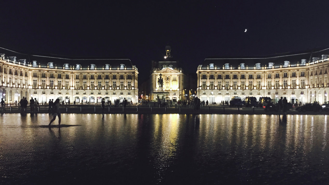 Miroir d'eau in front of Place de la Bourse, by night.
